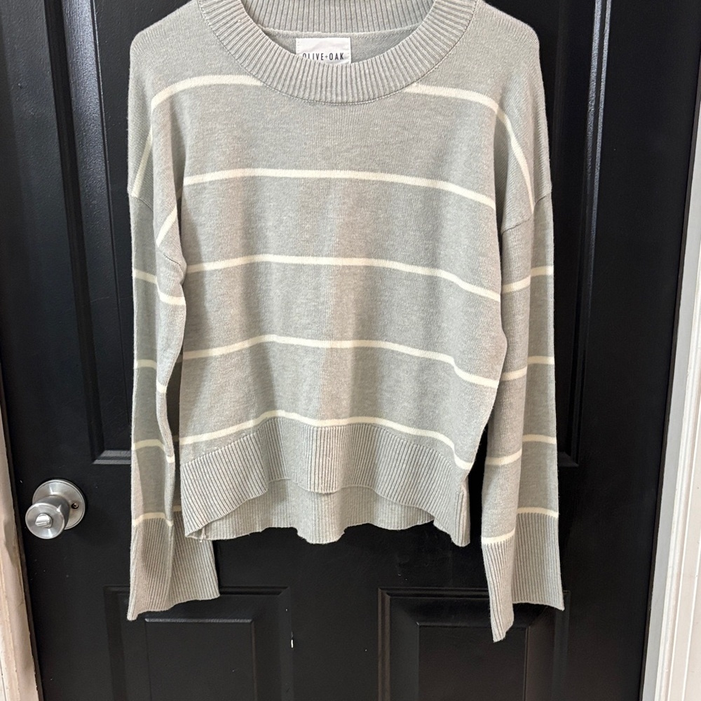 New with tags Olive & Oak Women's Crew Neck Sweater - size medium